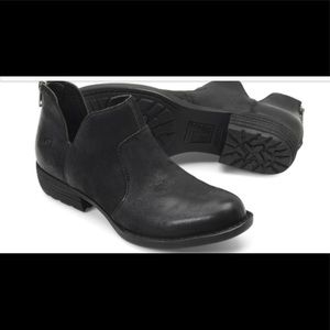 NEW BORN Kerri Distressed Boots Size 9